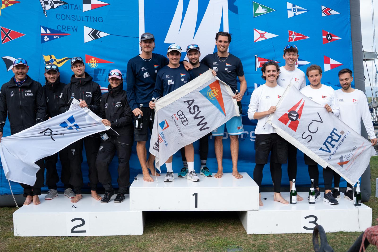 Siegerehrung auf dem Berliner Wannsee: Das Team des Segel-Club Ville auf Platz drei des Podiums